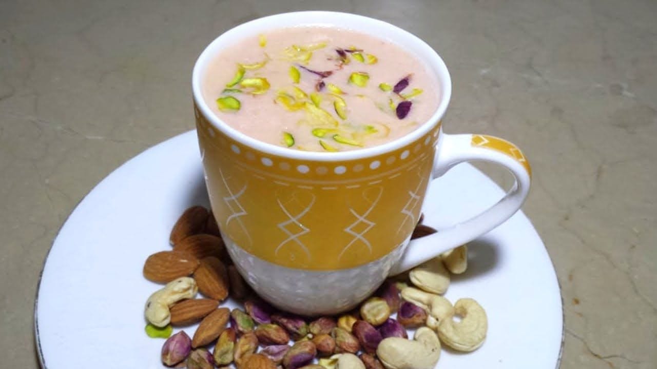 ભારતીય ઘરોમાં ચા એક સામાન્ય પરંતુ ખાસ પ્રસંગ બની ગઈ છે. મહેમાન આવે ત્યારે ચા સાથે નાસ્તો પીરસવામાં આવે છે. વરસાદી મોસમમાં ગરમ ચા અને પકોડાની જોડ અનોખી લાગે છે, જ્યારે શિયાળામાં ચાનો કપ વધુ સ્વાદિષ્ટ લાગે છે. ચા એવી વસ્તુ છે જે જીવનની ઘણી યાદગાર પળોને વધુ સુંદર બનાવે છે. તો ચાલો જાણીએ ત્રણ પ્રકારની શાહી ચા બનાવવાની રીત.