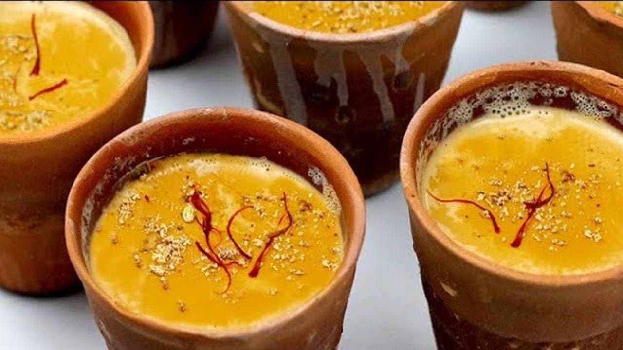 કેસર–બદામ ચા સ્વાદ અને સુગંધથી ભરપૂર શાહી ચા છે. બે લોકો માટે ચા બનાવવા માટે એક કપ પાણી અને સમાન પ્રમાણમાં ફુલ ક્રીમ દૂધ લો. તેમાં બે ચમચી ચાના પાન, સ્વાદ મુજબ ખાંડ, 7થી 8 કેસરના તાર, 8થી 10 બદામ અને ચતુર્થાંશ ચમચી લીલી એલચી પાવડર ઉમેરવામાં આવે છે. પહેલા બદામને ઉકાળી છોલી લો અને પાતળી સ્લાઇસમાં કાપી લો. પેનમાં પાણી અને કેસર ઉકાળો, પછી ચાના પાન અને એલચી ઉમેરો. મિશ્રણ સારી રીતે ઉકળે ત્યારબાદ દૂધ ઉમેરો અને 2થી 3 મિનિટ સુધી રાંધો. છેલ્લે ખાંડ અને બદામ ઉમેરો. ખાંડ ઓગળી જાય પછી ચા તૈયાર છે. ઉપરથી કેસરના તાર અને સમારેલા બદામથી સજાવીને પીરસો.