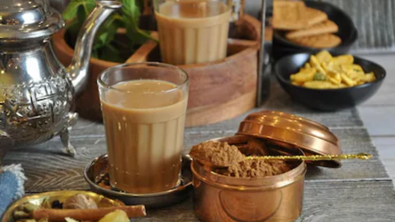 ગુલાબ–એલચી ચા થોડી મીઠી અને સુગંધિત હોય છે, જેમાં ગુલાબની મીઠી ખુશ્બુ સ્વાદને વધારે છે. આ ચા બનાવવા માટે એક કપ પાણી અને બે કપ દૂધ લો. તેમાં બે ચમચી ચાના પાન, સ્વાદ મુજબ ખાંડ, એક ચમચી ગુલાબજળ, એક ચમચી સૂકા ગુલાબની પાંખડીઓ અને ચતુર્થાંશ ચમચી એલચી પાવડર ઉમેરો. પહેલા પાણી ઉકાળી તેમાં ચાના પાન નાખો. પછી ખાંડ અને એલચી ઉમેરો. એકથી બે મિનિટ બાદ ગુલાબની પાંખડીઓ ઉમેરો અને દૂધ નાખીને સારી રીતે ઉકાળો. અંતમાં ગુલાબજળ ઉમેરો. ઉપરથી સૂકા ગુલાબની પાંખડીઓથી સજાવીને ગરમાગરમ પીરસો.