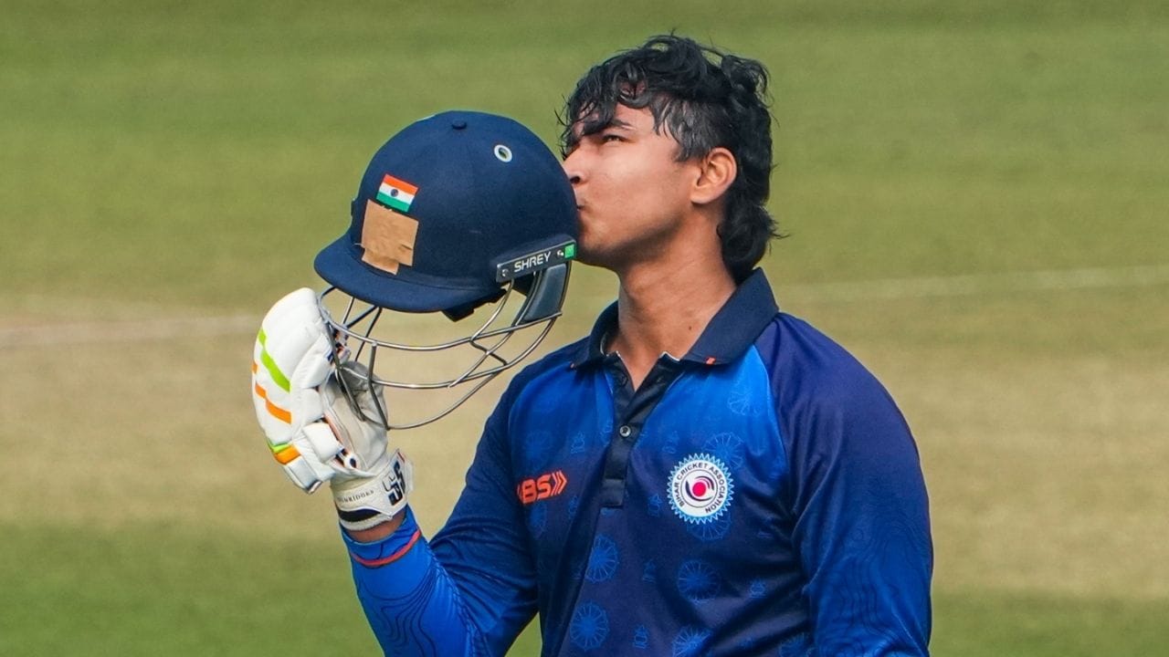 વૈભવ સૂર્યવંશી (કેપ્ટન), એરોન જ્યોર્જ (વાઈસ કેપ્ટન), વેદાંત ત્રિવેદી, અભિજ્ઞાન કુંડુ (વિકેટકીપર), હરવંશ સિંહ, આર.એસ. એમ્બ્રીસ, કનિષ્ક ચૌહાણ, ખિલાન એ પટેલ, મોહમ્મદ ઇનાન, હેનીલ પટેલ, દેવેન્દ્રન દીપેશ, કિશન કુમાર સિંહ, ઉધવ મોહન, રાહુલ કુમાર અને ગોહિલ ગોહિલ.