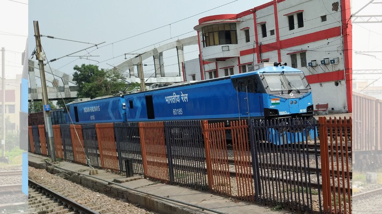 અમેરિકામાં અત્યાર સુધીનું સૌથી શક્તિશાળી લોકોમોટિવ યુનિયન પેસિફિકનું GTEL (ગેસ ટર્બાઇન-ઇલેક્ટ્રિક) હતું. ત્રીજી પેઢીના આ એન્જિનમાં લગભગ 8,500 હોર્સપાવરની શક્તિ હતી અને તેને ભારે માલગાડીઓ ખેંચવા માટે ખાસ બનાવવામાં આવ્યું હતું. જોકે, હવે આ લોકોમોટિવ સેવામાંથી નિવૃત્ત થઈ ગયું છે. હાલના સમયમાં અમેરિકા માં સૌથી વધુ શક્તિશાળી ડીઝલ-ઇલેક્ટ્રિક લોકોમોટિવ તરીકે GE ET44AC જેવી ટ્રેનો ચલાવવામાં આવે છે, જેની શક્તિ લગભગ 4,400 હોર્સપાવર જેટલી છે. એટલે કે આજના એન્જિન અગાઉના ભારે માલવાહક એન્જિનની તુલનામાં શક્તિમાં ઓછા છે. ( Credits: ANI )