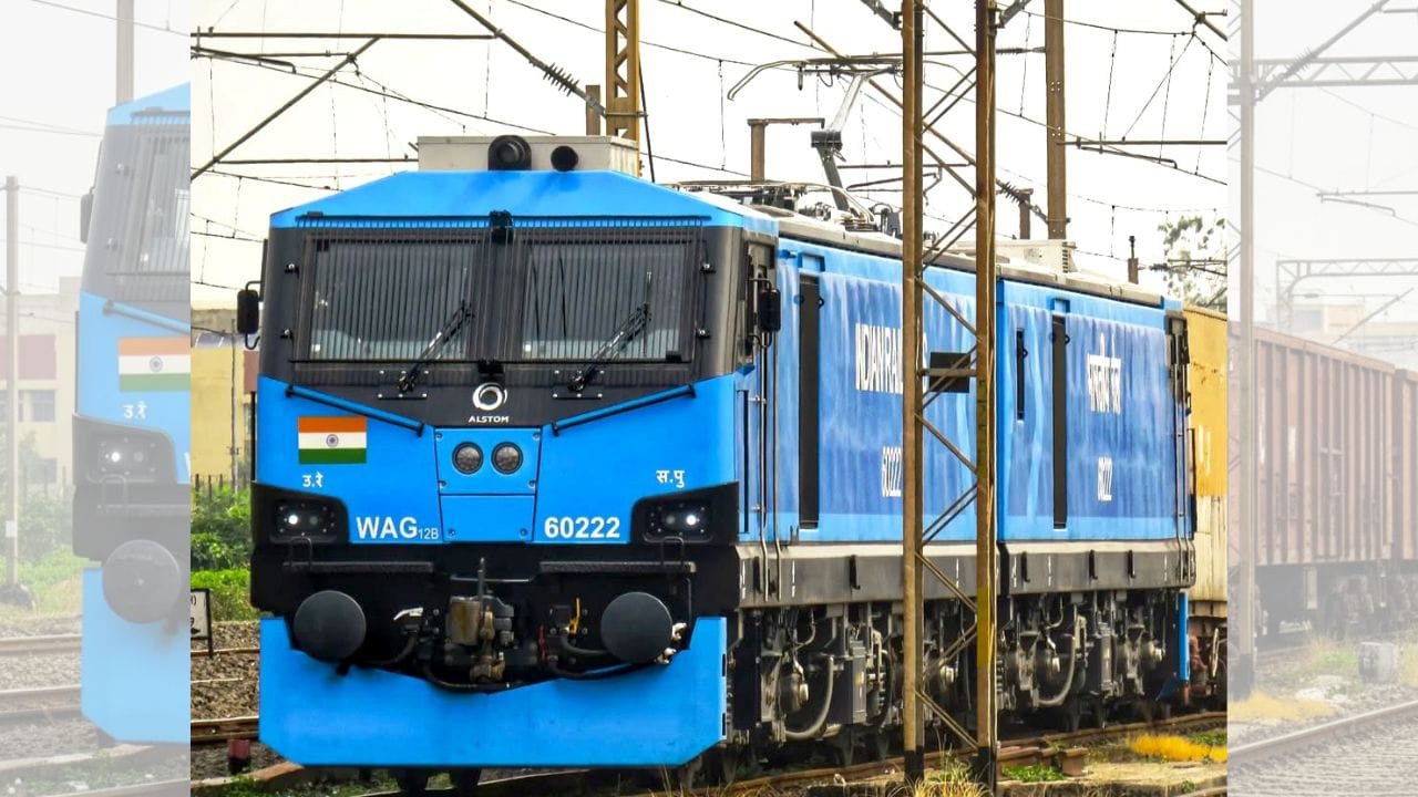 ભારત હાલમાં 12,000  હોર્સપાવર ધરાવતા શક્તિશાળી WAG-12B ઇલેક્ટ્રિક એન્જિનનું ઉત્પાદન ઝડપથી વધારી રહ્યું છે. ખાસ વાત એ છે કે બ્રોડ ગેજ રેલવે લાઇન પર આટલું શક્તિશાળી એન્જિન દોડાવનાર ભારત દુનિયાનો પહેલો દેશ છે. ‘મેક ઇન ઇન્ડિયા’ યોજના હેઠળ આ એન્જિનનું નિર્માણ ભારતીય રેલવે અને ફ્રાન્સની અલ્સ્ટોમ કંપની મળીને મધેપુરા ઇલેક્ટ્રિક લોકોમોટિવ ફેક્ટરીમાં કરી રહી છે. અત્યાર સુધીમાં લગભગ 550 એન્જિન તૈયાર થઈ ચૂક્યા છે અને ભવિષ્યમાં કુલ 800 એન્જિન બનાવવાનો લક્ષ્ય રાખવામાં આવ્યો છે. ( Credits: ANI )