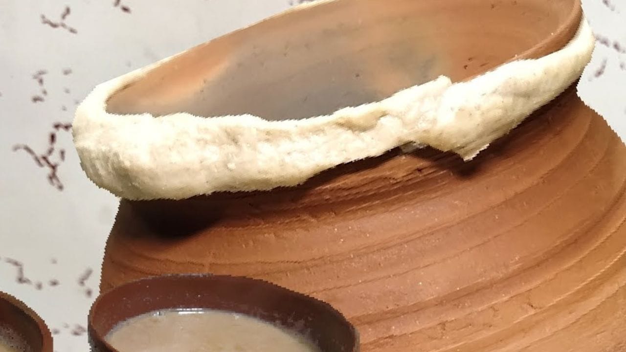 હૈદરાબાદની સાંકડી ગલીઓમાં ફરતી ઈરાની ચાની ખુશ્બૂ જ લોકોને પોતાની તરફ આકર્ષે છે. ઈરાની ચાને ‘દમ ચા’ પણ કહેવામાં આવે છે, કારણ કે તે દમ બિરયાની જેવી જ દમ (બાફેલી) પદ્ધતિથી બનાવવામાં આવે છે. આ ચા વધારે તાપે નહીં, પરંતુ ઓછી આંચ પર લાંબા સમય સુધી રાંધવામાં આવે છે, જેથી દૂધ અને ચાનો સ્વાદ સંપૂર્ણ રીતે ભળી જાય. આ પદ્ધતિ ઈરાની ચાને સામાન્ય ચાથી અલગ અને વધુ સમૃદ્ધ બનાવે છે.