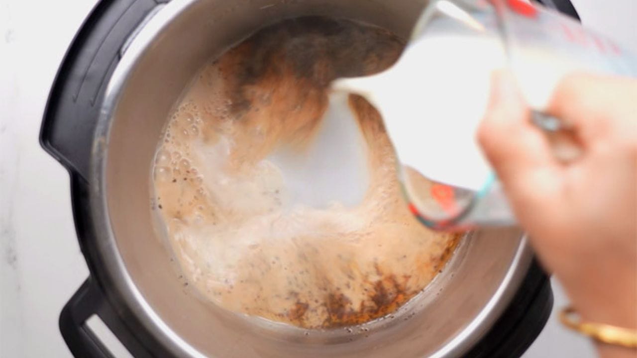 ઈરાની ચા બનાવવા માટે પાણી, ચાની ભૂકી, ખાંડ, ફુલ ક્રીમ દૂધ, કન્ડેન્સ્ડ દૂધ અને લીલી એલચીનો ઉપયોગ થાય છે. દમ માટે વાસણને સારી રીતે સીલ કરવા લોટનો ઉપયોગ કરવામાં આવે છે, જે આ ચાની ખાસ ઓળખ છે.