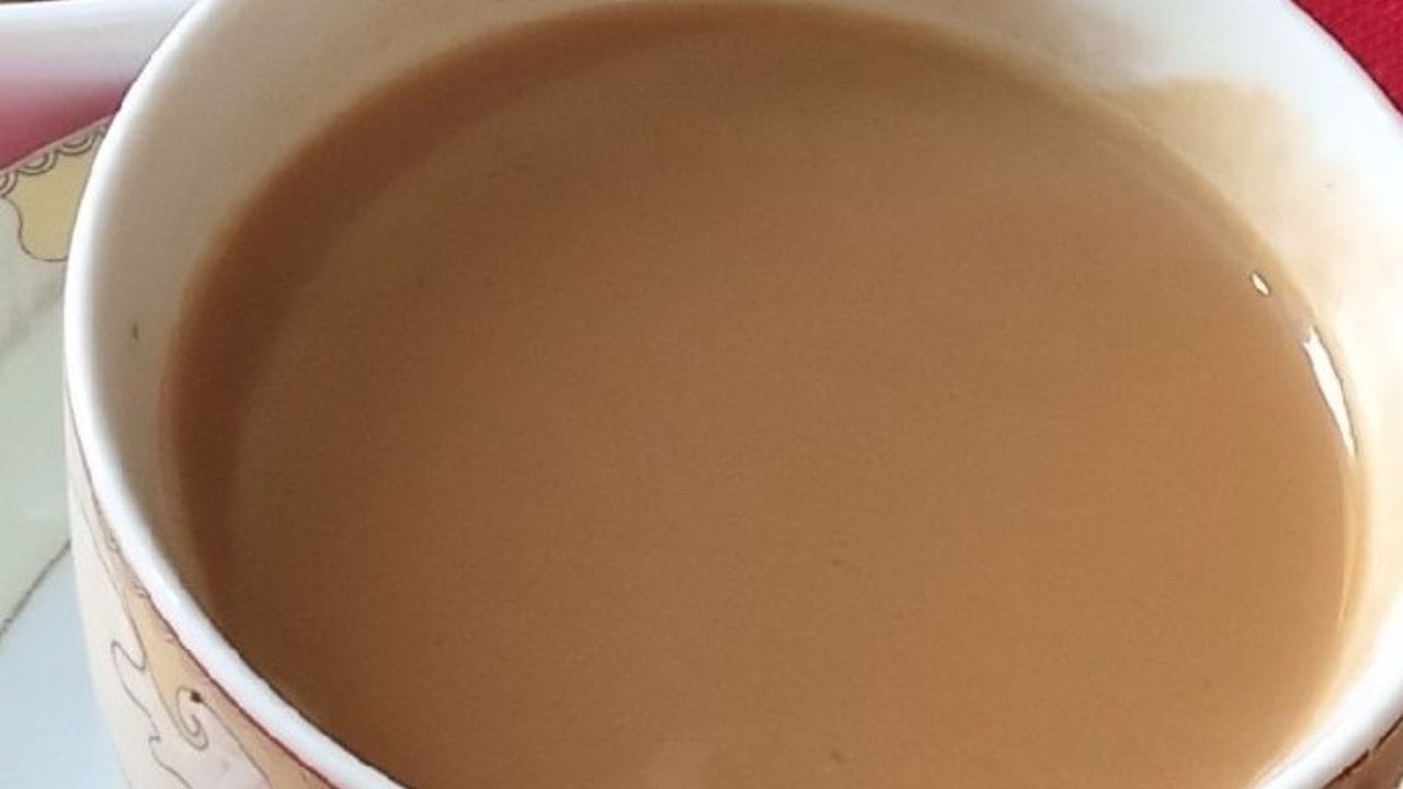 સૌ પ્રથમ, જાડા તળિયાવાળા વાસણમાં પાણી ઉકાળો. તેમાં ચાના પત્તા અને ખાંડ ઉમેરો. વાસણને ઢાંકીને તેની આસપાસ લોટ ચોંટાડો, જેથી વાસણ સંપૂર્ણ રીતે બંધ થઈ જાય. હવે આ મિશ્રણને ધીમી આંચ પર લગભગ 30થી 40 મિનિટ સુધી ઉકળવા દો. ત્યારબાદ ચાને ગાળી ને અલગ રાખો.