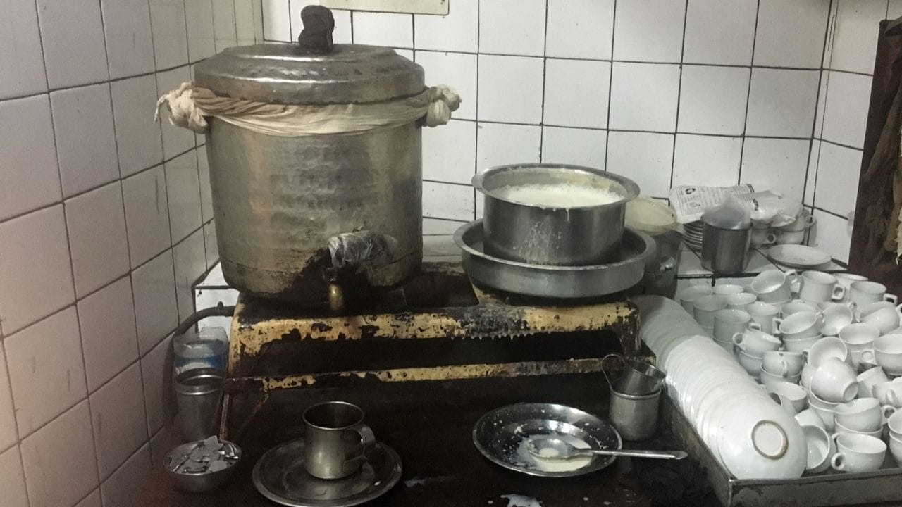 હૈદરાબાદમાં ઈરાની ચા ખાસ કરીને ઉસ્માનિયા બિસ્કિટ સાથે પીવામાં આવે છે. તમે તેને સમોસા અથવા હળવા નાસ્તા સાથે પણ માણી શકો છો. ઈરાની ચા ઓછી આંચ પર લાંબા સમય સુધી રાંધવામાં આવે છે. તેમાં દૂધ અને ચા અલગ અલગ રીતે તૈયાર કરવામાં આવે છે, જે તેના સ્વાદને વધુ ગાઢ અને ક્રીમી બનાવે છે. તેની સુગંધ અને ટેક્સચર તેને સામાન્ય ચાથી સંપૂર્ણ રીતે અલગ બનાવે છે.