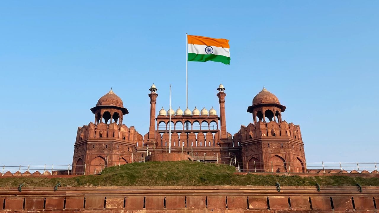 2026માં, ભારત ટેકનોલોજી, સંરક્ષણ, ડિજિટલ ઇન્ડિયા અને તેની વૈશ્વિક ભૂમિકામાં ઝડપથી આગળ વધી રહ્યું છે. આ સમયે, પ્રજાસત્તાક દિવસ દેશની લોકશાહી શક્તિ અને રાષ્ટ્રીય ગૌરવને પ્રતિબિંબિત કરે છે. પરેડના ટેબ્લો વિકાસ યોજનાઓ, સંરક્ષણ આધુનિકીકરણ અને ડિજિટલ પ્રગતિ દર્શાવે છે.