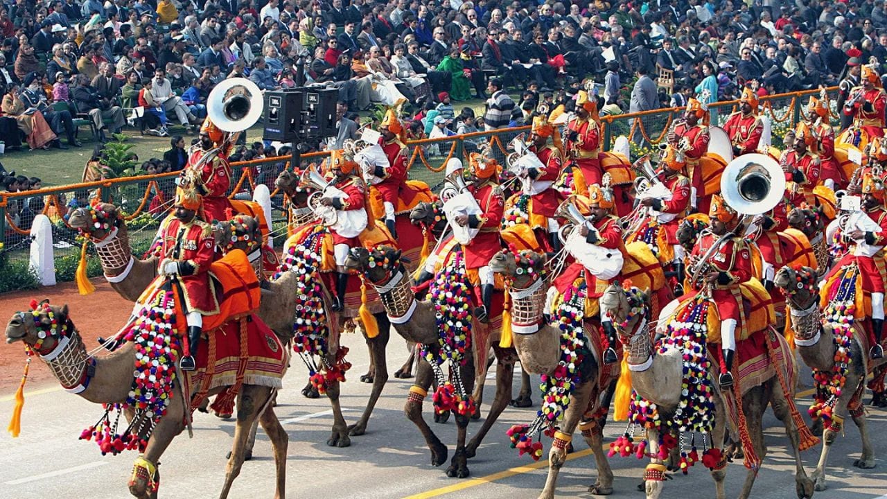 ભારતનો પ્રથમ પ્રજાસત્તાક દિવસ 26 જાન્યુઆરી, 1950ના રોજ ઉજવવામાં આવ્યો હતો. રાષ્ટ્રપતિ તરીકે ડૉ. રાજેન્દ્ર પ્રસાદે ધ્વજવંદન કર્યું હતું. શરૂઆતના વર્ષોમાં, ઉજવણી ઇરવિન સ્ટેડિયમ અને લાલ કિલ્લા જેવા સ્થળોએ થતી હતી, પરંતુ પાછળથી, રાજપથ (હવે ફરજનો માર્ગ) કાયમી સ્થળ બન્યું. ભારતના પ્રથમ મુખ્ય મહેમાન ઇન્ડોનેશિયાના રાષ્ટ્રપતિ સુકર્ણો હતા. પ્રજાસત્તાક દિવસની પરેડને વિશ્વની સૌથી મોટી લશ્કરી પરેડમાંની એક ગણવામાં આવે છે. તેમાં હજારો સૈનિકો, ઊંટ, ઘોડા અને મોટરસાઇકલ સ્ટંટ જોવા મળે છે. 29 જાન્યુઆરીના રોજ "બીટિંગ ધ રીટ્રીટ" સમારોહ ઉત્સવોનું સમાપન કરે છે. 26 જાન્યુઆરીના રોજ, દેશને ગૌરવ અપાવનારા નાગરિકોને પદ્મ પુરસ્કારોથી સન્માનિત કરવામાં આવે છે.