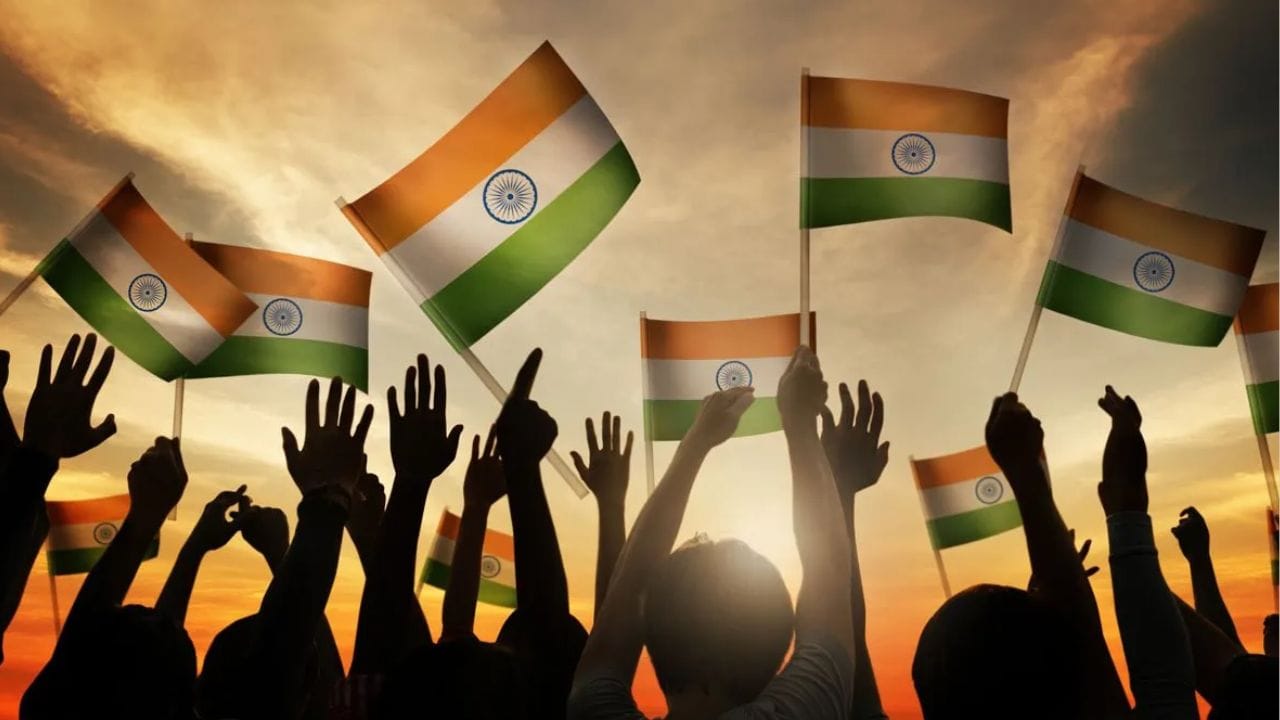 ભારત 26 જાન્યુઆરી, 2026 ના રોજ તેનો 77મો પ્રજાસત્તાક દિવસ ઉજવશે. 1950માં આ દિવસે, બંધારણ અમલમાં આવ્યું, જેનાથી ભારત એક સાર્વભૌમ, સમાજવાદી, ધર્મનિરપેક્ષ અને લોકશાહી પ્રજાસત્તાક બન્યું. આ રાષ્ટ્રીય તહેવાર ભારતના લોકશાહી પાયા, તેના સ્વાતંત્ર્ય સેનાનીઓના બલિદાન અને 'વિવિધતામાં એકતા' ની ભાવનાને પ્રતિબિંબિત કરે છે. દેશભરમાં ધ્વજવંદન, સાંસ્કૃતિક કાર્યક્રમો અને દેશભક્તિના કાર્યક્રમો યોજવામાં આવે છે.