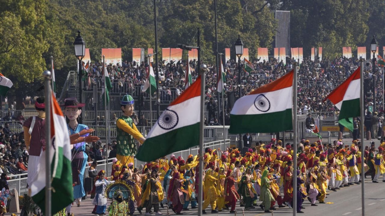 આ પ્રસંગે ભવ્ય પરેડ, રંગબેરંગી ઝાંખીઓ અને દેશભક્તિના કાર્યક્રમો યોજવામાં આવે છે. પ્રજાસત્તાક દિવસ માત્ર એક તારીખ નથી, પરંતુ લોકશાહી, બંધારણની શક્તિ અને રાષ્ટ્રીય એકતાનું પ્રતીક છે. આ શ્રેણીમાં, આપણે આ ખાસ દિવસ સાથે સંબંધિત કેટલાક અજાણ્યા અને રસપ્રદ તથ્યો વિશે જાણીશું, જે તેના મહત્વને વધુ ગાઢ બનાવે છે.