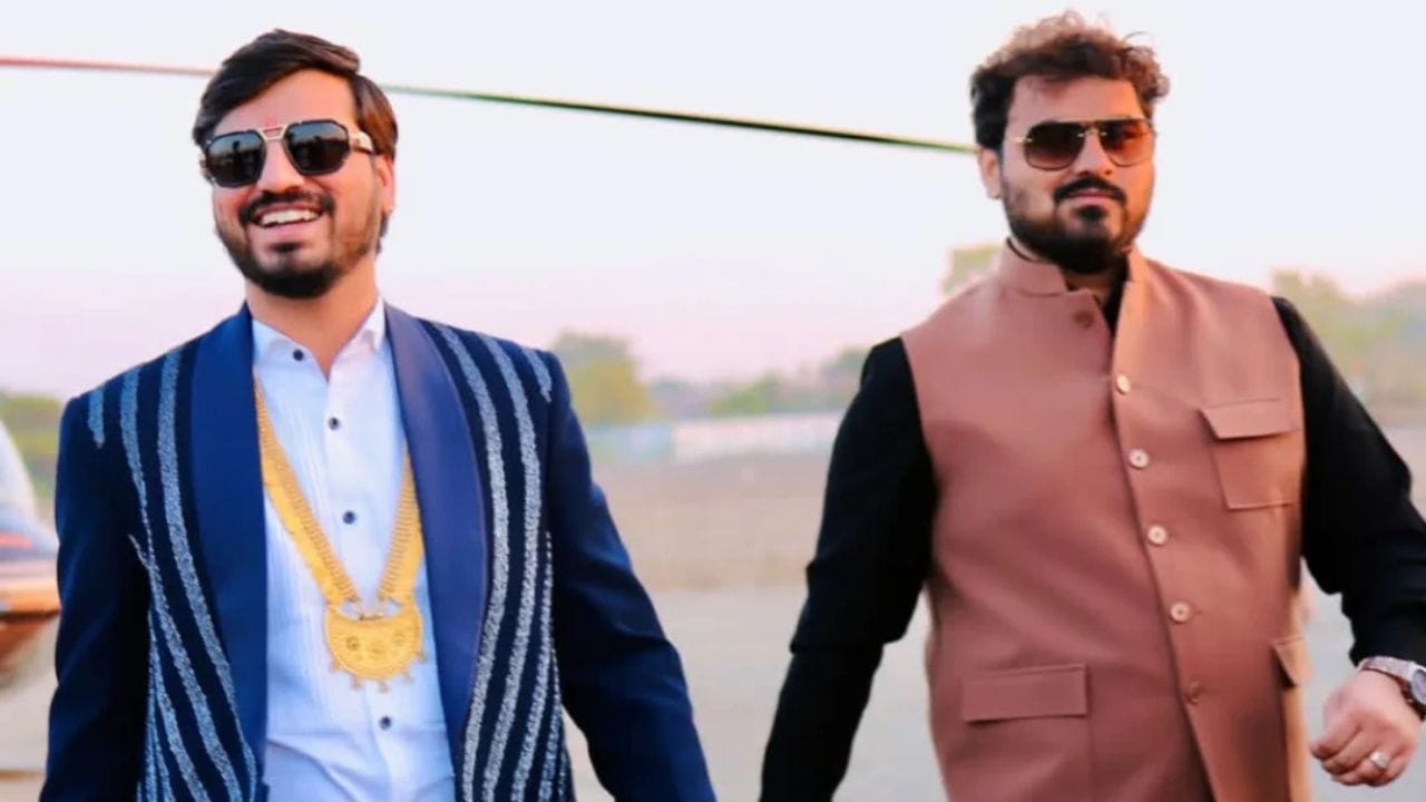 ભરતભાઈ આહિર બી.બી.એ. માં સ્નાતક થયા છે.એક કલાકારના પુત્ર તરીકે, તે સંગીત, શબ્દો અને ગુજરાતી લોક પરંપરા પ્રત્યેના પ્રેમમાં ઉછર્યો છે. 