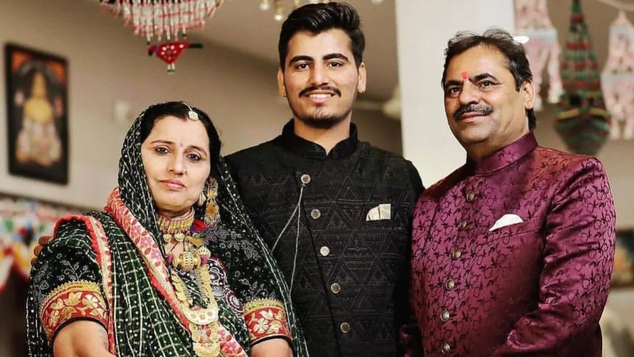 જયરાજના ઇશારે નવનીત પર હુમલો થયો હોવાનો આક્ષેપ છે. SIT નવનીત બાલધિયા હુમલા કેસમાં તપાસ કરી રહી છે.પોલીસે આરોપી જયરાજ આહિરની ધરપકડ કરવામાં આવી છે.તો આજે આપણે જયરાજ આહિરના પરિવાર અને પર્સનલ લાઈફ વિશે વાત કરીએ.