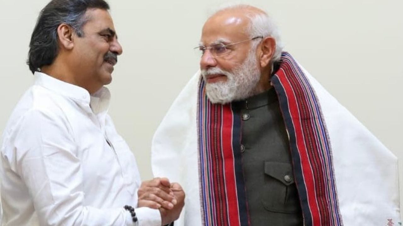 ગુજરાતી લોકસાહિત્યના સંરક્ષણ અને પ્રોત્સાહન માટે માયાભાઈ આહિરનું સમર્પણ વિશ્વભરના ચાહકોનું મનોરંજન કરે છે.આજે આપણે માયાભાઈ આહિરના પરિવાર અને પર્સનલ લાઈફ વિશે વાત કરીશું.