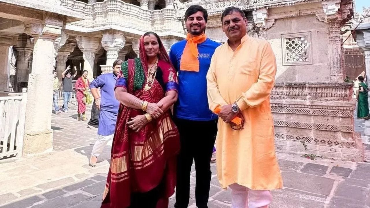 માયાભાઈ આહીરની પુત્રી સોનલે અમરેલી જિલ્લા આહીર સમાજના અગ્રણી અને ભાજપ નેતા જીતુભાઈ ડેરના પુત્ર મોનીલ ડેર સાથે પ્રભુતામાં પગલાં પાંડ્યા છે.