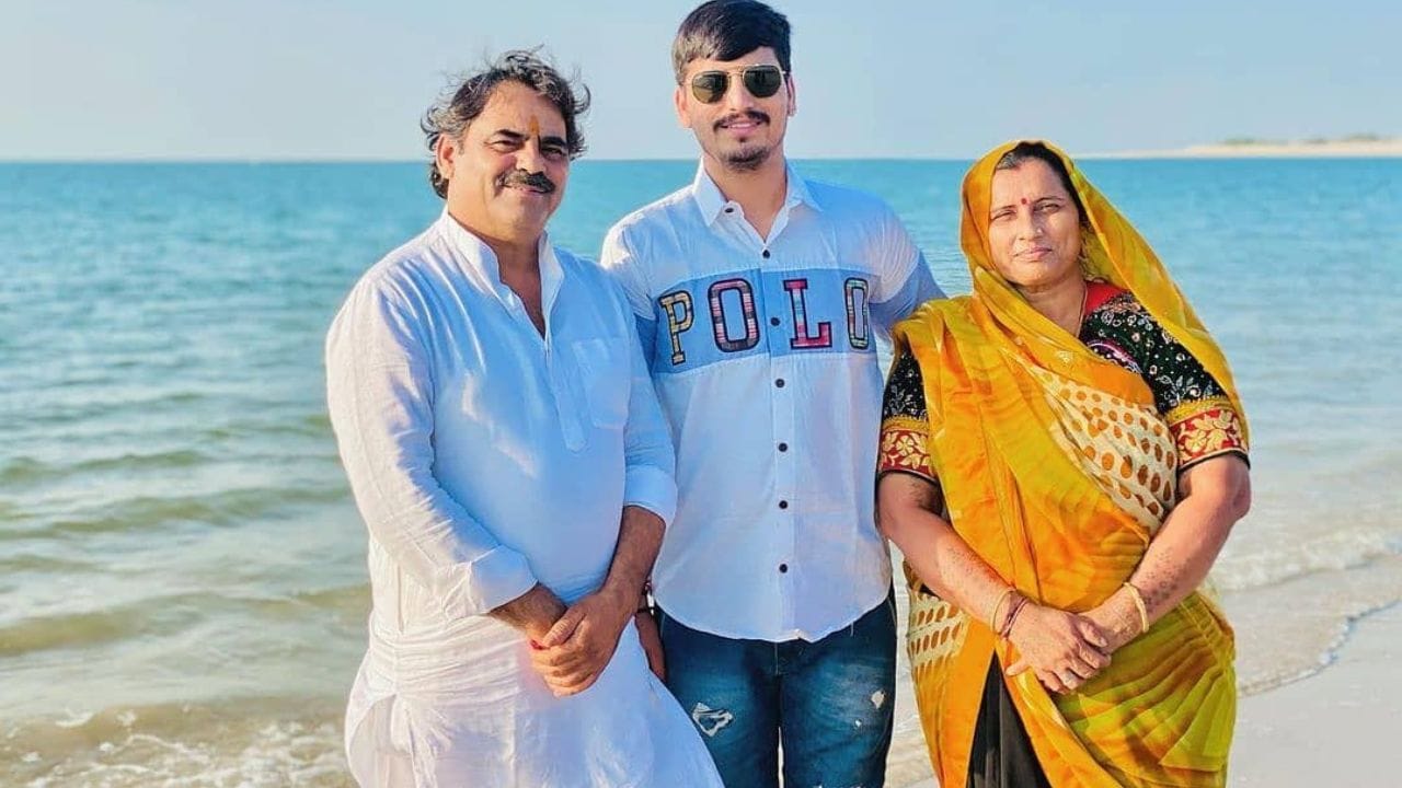 તમને જણાવી દઈએ કે, માયાભાઈ આહિરને 3 બાળકો છે. 2 દીકરા અને 1 દીકરી. જેમાં દીકરી અને દીકરાના લગ્ન થઈ ચૂક્યા છે. મયાભાઈ ભલે કરોડોના માલિક છે પરંતુ આજે પણ સાંદુ જીવન જીવે છે.