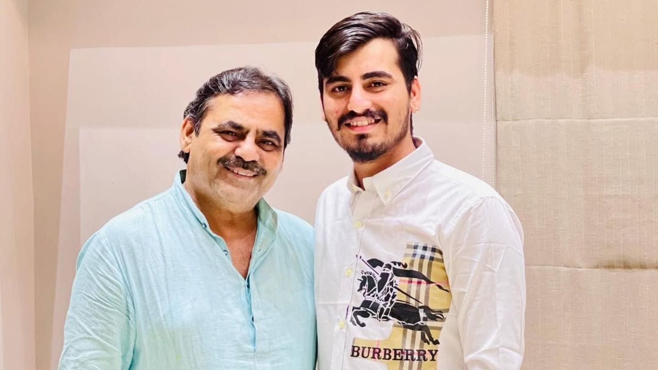 માયા ભાઈ આહિર પોતાના જોક્સથી બધાને પેટ પકડીને હસાવે છે. આજે પણ જ્યારે માયાભાઈ વિદેશમાં પ્રોગ્રામ કરે છે. તો તેમા રુપિયા નહી પરંતુ ડોલરનો વરસાદ થાય છે.