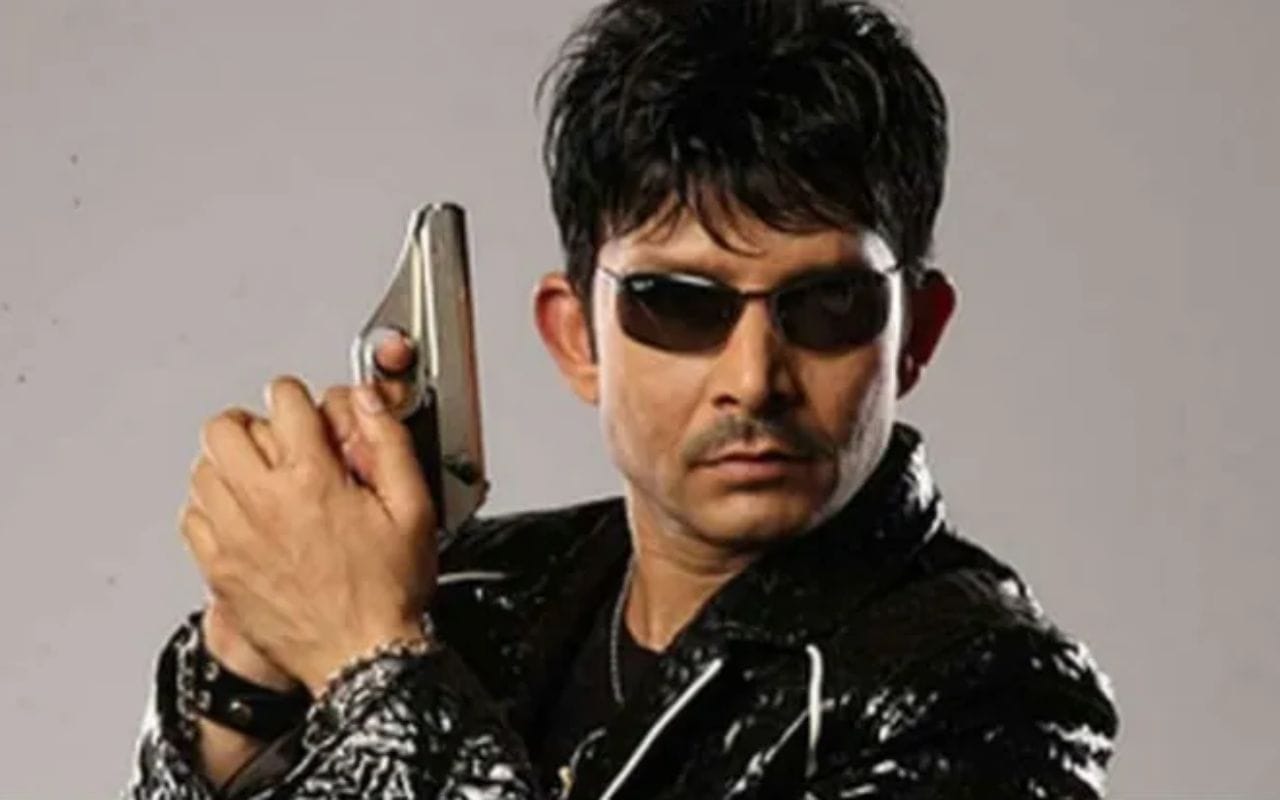 અધિકારીઓના જણાવ્યા અનુસાર, લેખક-દિગ્દર્શક નીરજ કુમાર મિશ્રા (45) એ જ ઇમારતના બીજા માળે રહે છે, જ્યારે મોડેલ પ્રતીક બૈદ (29) ચોથા માળે રહે છે. શરૂઆતમાં ગોળીબાર કોણે કર્યો તે જાણી શકાયું ન હતું, પરંતુ હવે તપાસમાં બહાર આવ્યું છે કે ગોળીબાર કરનાર કેઆરકે હતો. હવે અભિનેતાની ધરપકડ કરવામાં આવી છે.