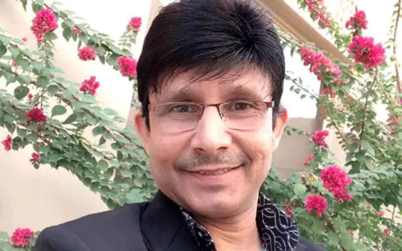 આ પહેલી વાર નથી જ્યારે KRK વિવાદમાં ફસાયો હોય. તે પહેલા પણ ઘણી વખત વિવાદોમાં ફસાયો છે, જેના કારણે તેને દુબઈ સ્થળાંતર કરવું પડ્યું હતું. જોકે, થોડા સમય પહેલા KRK ભારત પાછો ફર્યો હતો, અને હવે તેના સંદર્ભમાં એક નવો વિવાદ ઉભો થયો છે.