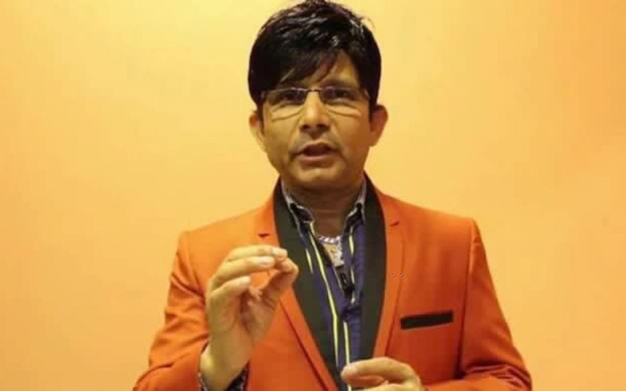 ઓશિવારા ગોળીબાર કેસમાં મુંબઈ પોલીસે અભિનેતા અને દિગ્દર્શક કમલ આર. ખાન, જેને કેઆરકે તરીકે પણ ઓળખવામાં આવે છે, તેમની અટકાયત કરી હતી. મુંબઈ પોલીસની ટીમે કેઆરકેની પૂછપરછ કરી હતી. કેઆરકેએ પોતાની લાઇસન્સવાળી બંદૂકથી ગોળીબાર કર્યાની કબૂલાત કરી હતી.