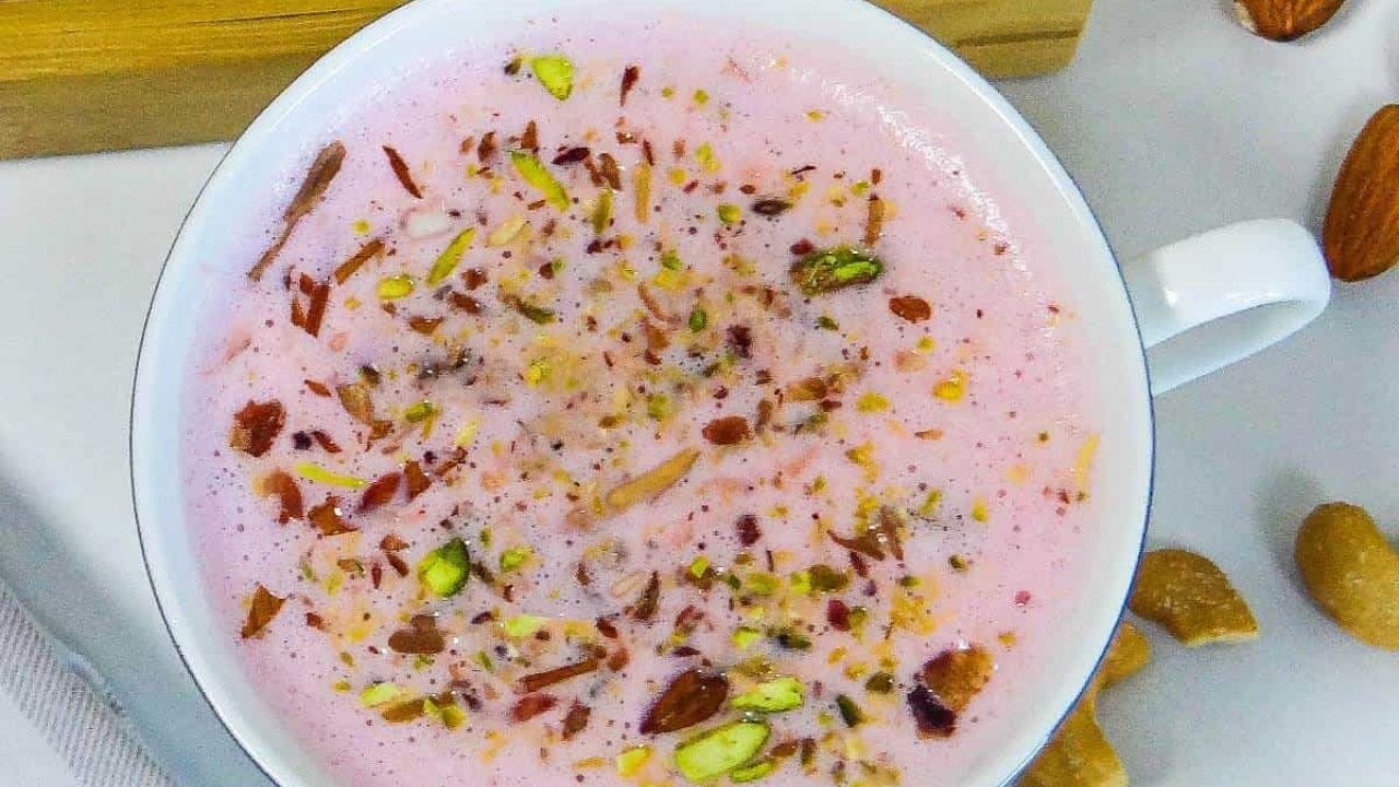 ઘણા લોકો માને છે કે કાશ્મીરી ચા બનાવવી બહુ જ મુશ્કેલ છે અને ફૂડ કલર વિના તેનો ગુલાબી રંગ આવવો શક્ય નથી. આ જ ભ્રમને કારણે લોકો ઘરે આ ચા બનાવવાથી બચતા હોય છે. પરંતુ હકીકતમાં, યોગ્ય રીત અપનાવો તો તમે ઘરેજ સરળતાથી, કોઈ પણ ફૂડ કલર વિના, પરફેક્ટ કાશ્મીરી ચા બનાવી શકો છો.