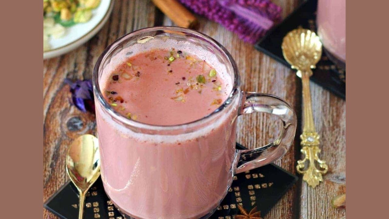 ચાનો ઉકાળો બનાવવા માટે સામાન્ય તાપમાનનું 2 કપ પાણી, 3 ચમચી કાશ્મીરી ચાની ભૂકી, 4-5 લવિંગ, 4-5 લીલી એલચી (થોડી છીણેલી), 2 નાના ટુકડા તજ, ⅓ ચમચી બેકિંગ સોડા અને 2 કપ ખૂબ ઠંડુ અથવા બરફનું પાણી જરૂરી રહેશે. ચા બનાવવા માટે 2 કપ ફુલ ક્રીમ દૂધ અને સ્વાદ મુજબ 2 ચમચી ખાંડ લો.