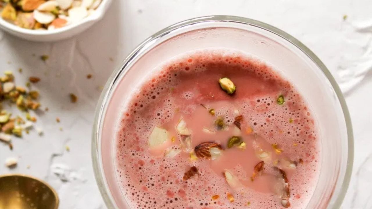 હવે ચામાં ધીમે ધીમે ખૂબ ઠંડુ અથવા બરફનું પાણી ઉમેરો. આ પ્રક્રિયા ચાના રંગ અને સ્વાદને વધુ ઘાટો બનાવે છે. ત્યારબાદ ચાને ફરીથી ઉકાળો અને હલાવતા રહો જ્યાં સુધી લગભગ 1 કપ ઉકાળો બાકી ન રહે. આ પ્રક્રિયામાં આશરે 20થી 25 મિનિટ લાગી શકે છે, પરંતુ આ જ પગલું કાશ્મીરી ચાને તેનો અસલી સ્વાદ આપે છે. ઉકાળો તૈયાર થઈ જાય પછી, ગેસ બંધ કરો અને તેને ગાળી લો. યોગ્ય રીતે ઉકાળ્યા બાદ આ ઉકાળો ઘેરા લાલ-કાળા રંગનો દેખાશે. આ ઉકાળો તમે 2થી 3 દિવસ સુધી રેફ્રિજરેટરમાં સંગ્રહ કરી શકો છો.