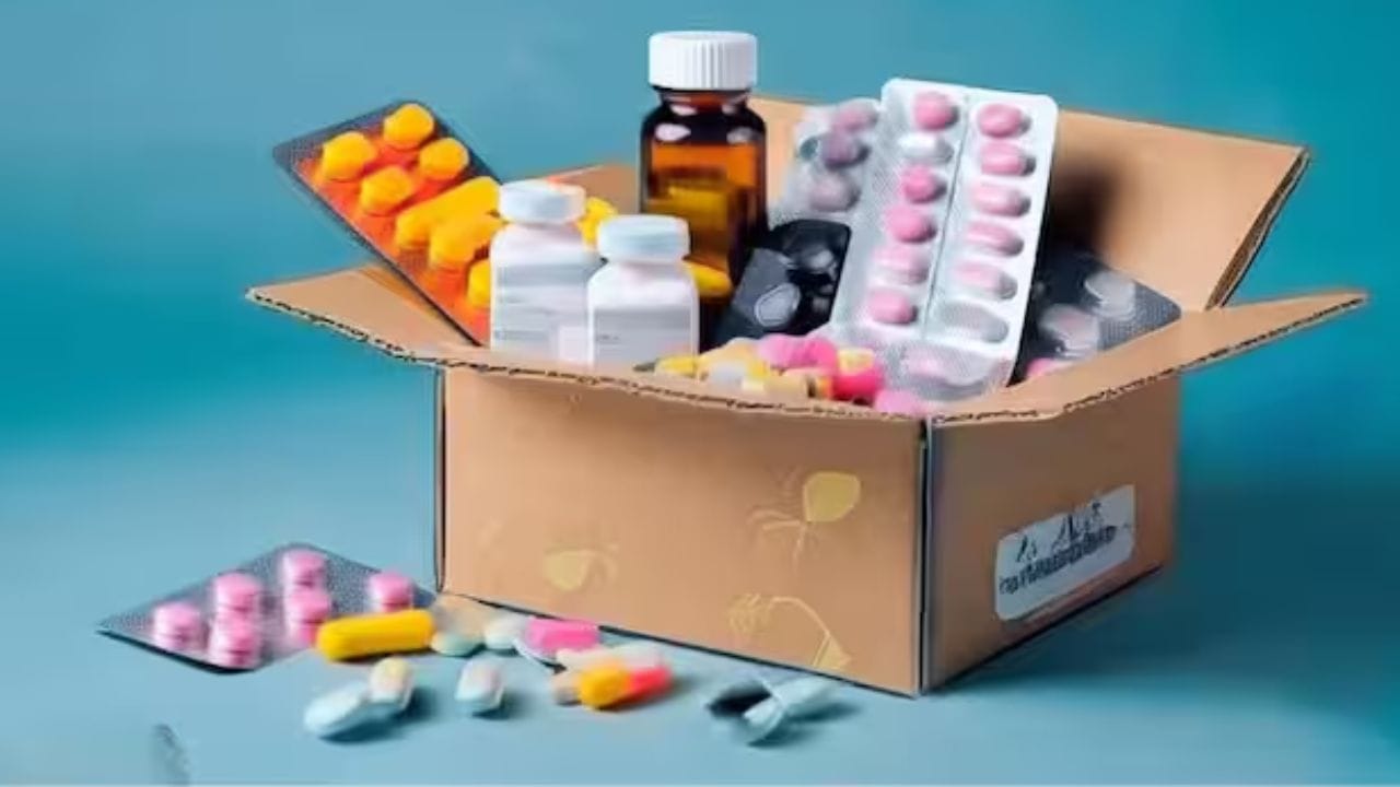 દવાઓ - દવાઓ ક્યારેય રસોડામાં સંગ્રહિત ન કરવી જોઈએ. રસોડામાં દવાઓ રાખવી એ અશુભ માનવામાં આવે છે. બીમારીઓ દૂર કરવાને બદલે તે તેમને વધારે છે.
