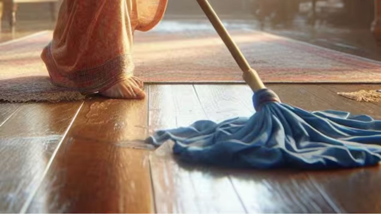 સફાઈની વસ્તુઓ - વાસ્તુ નિષ્ણાત અનિશ વ્યાસ સમજાવે છે કે રસોડાને મંદિર જેટલું પવિત્ર માનવામાં આવે છે, જ્યાં દેવી અન્નપૂર્ણા રહે છે. તેથી, સાવરણી અને મોપ્સ જેવી સફાઈની વસ્તુઓ ત્યાં ન રાખવી જોઈએ. આનાથી વાસ્તુ દોષ થાય છે.
