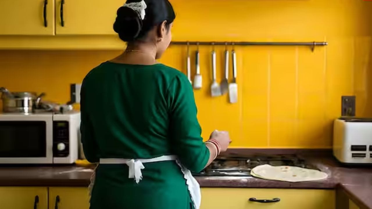 જૂના ખાલી ડબ્બા - રસોડામાં ક્યારેય ખાલી જૂના ડબ્બા ન રાખો. રસોડામાં અનાજ ન હોય તેવા ડબ્બા કે કન્ટેનર રાખવાથી ખોરાક અને સંપત્તિમાં ઘટાડો થઈ શકે છે.
