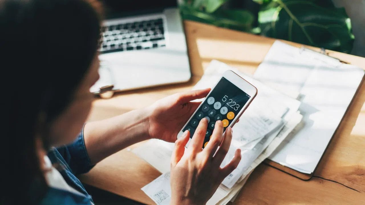 નવી ટેક્સ વ્યવસ્થા (New Tax Regime) હેઠળ સ્ટાન્ડર્ડ ડિડક્શનને હાલના ₹75,000 થી વધારવાની અપેક્ષા રાખવામાં આવી રહી છે. છેલ્લી વાર આમાં વધારો વર્ષ 2024 ના બજેટમાં કરવામાં આવ્યો હતો. મોંઘવારીને જોતા, જો સ્ટાન્ડર્ડ ડિડક્શન વધારવામાં આવે તો પગારદાર કર્મચારીઓની 'ડિસ્પોઝેબલ ઇન્કમ' (ખર્ચવા પાત્ર આવક) માં સીધો વધારો થઈ શકે છે.