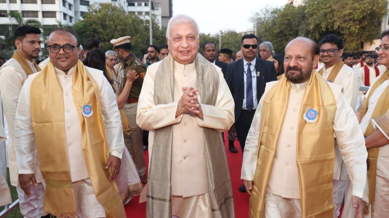 આ પ્રસંગે અરિફ મોહમ્મદ ખાન, માનનીય રાજ્યપાલ, બિહાર રાજ્ય, મુખ્ય અતિથિ તરીકે ઉપસ્થિત રહ્યા હતા. કાર્યક્રમની શરૂઆત પરંપરાગત દીપ પ્રગટાવા અને પ્રાર્થના સાથે કરવામાં આવી, જેના દ્વારા સમગ્ર વાતાવરણમાં ગૌરવ અને આધ્યાત્મિકતા છવાઈ ગઈ.