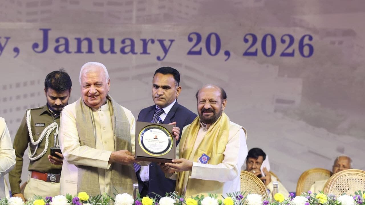 દીક્ષાંત સંબોધનમાં માનનીય રાજ્યપાલ અરિફ મોહમ્મદ ખાને વાઇસ-ચાન્સેલર, શાસન અને શૈક્ષણિક સમિતિના સભ્યો, અતિથિગણ, વિદ્યાર્થીઓ, માતાપિતા અને મહેમાનોનું સન્માનપૂર્વક સ્વાગત કર્યું. તેમણે ત્રીજા દીક્ષાંત સમારોહ માટે આમંત્રણ આપવા બદલ કૃતજ્ઞતા વ્યક્ત કરી અને તમામ દીક્ષાર્થીઓને તેમની શિસ્તબદ્ધ મહેનત તથા શૈક્ષણિક સિદ્ધિઓ બદલ અભિનંદન પાઠવ્યા. સાથે જ તેમણે વિદ્યાર્થીઓની સફળતા પાછળ માતાપિતા અને શિક્ષકોના માર્ગદર્શન અને ત્યાગની પણ પ્રશંસા કરી.