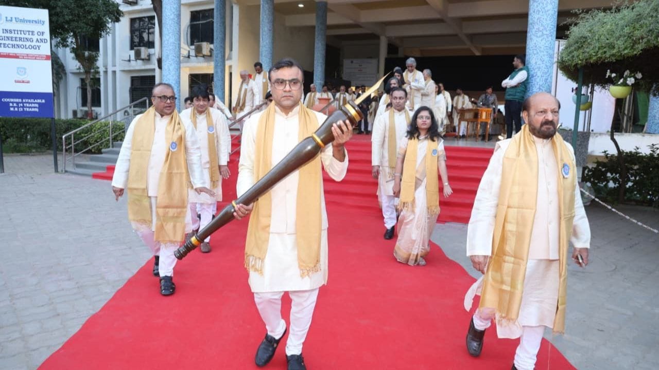 તેમણે સ્વ. પ્રોફ. બી. એમ. પીરઝાદાને શ્રદ્ધાંજલિ અર્પણ કરી અને એલ.જે. યુનિવર્સિટીને ગુણવત્તાયુક્ત તથા સર્વસુલભ શિક્ષણની દ્રષ્ટિનું પ્રતિબિંબ ગણાવ્યું. યુનિવર્સિટીની પારદર્શક શૈક્ષણિક પ્રક્રિયાઓ, ખાસ કરીને બ્લોકચેઇન ટેકનોલોજીના ઉપયોગ માટે તેમણે પ્રશંસા વ્યક્ત કરી અને આવી પહેલોને અન્ય શૈક્ષણિક સંસ્થાઓ માટે અનુસરવા યોગ્ય મોડેલ ગણાવ્યું.