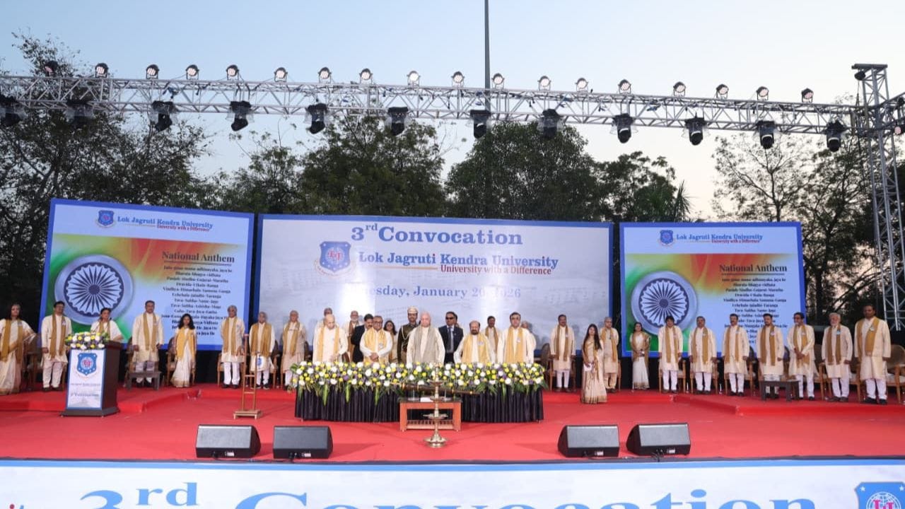 ભારતીય જ્ઞાન પરંપરા પર પ્રકાશ પાડતાં તેમણે જણાવ્યું કે શિક્ષણ દરેક માટે, ખાસ કરીને સ્ત્રીઓ માટે, સુલભ હોવું અત્યંત આવશ્યક છે, કારણ કે જનસામાન્યના શિક્ષણ વિના સમાજની પ્રગતિ શક્ય નથી. તેમણે સ્વામી વિવેકાનંદ અને સ્વામી રંગનાથનંદના વિચારોનો ઉલ્લેખ કરીને સમજાવ્યું કે ભારતે જ્ઞાન મેળવ્યું પરંતુ તેને ગરીબ અને પછાત વર્ગ સુધી પૂરતું વહેંચ્યું નહીં, જે સાંસ્કૃતિક પતનનું મુખ્ય કારણ બન્યું. તેમણે શ્રીમદ ભગવદ ગીતા પરથી ઉદ્ધરણ આપતાં જણાવ્યું કે જે વ્યક્તિ જ્ઞાનને પોતાના સુધી જ સીમિત રાખે છે, તે સાચો જ્ઞાનસાધક નથી.