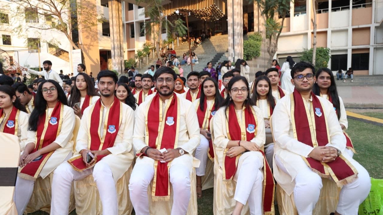 પ્રોફ. દિનેશ આવસ્થિ, કુલપતિ, એલ.જે. યુનિવર્સિટી,એ મુખ્ય અતિથિ, મહાનુભાવો, વાલીગણ, ફેકલ્ટી સભ્યો અને દીક્ષાર્થી વિદ્યાર્થીઓનું હાર્દિક સ્વાગત કર્યું. તેમણે સ્વ. પ્રોફ. બી. એમ. પીરઝાદાના સ્થાપનાત્મક દ્રષ્ટિકોણને ઉજાગર કરતાં યુનિવર્સિટીના મૂલ્યઆધારિત શિક્ષણ, સર્વાંગી વિકાસ, સંશોધન, નવીનતા, ઉદ્યોગ-શૈક્ષણિક સહકાર, ટકાઉ વિકાસ, સામાજિક સેવા, સાંસ્કૃતિક પ્રવૃત્તિઓ અને રમતગમત ક્ષેત્રે થયેલી સિદ્ધિઓનો સંક્ષિપ્ત પરિચય આપ્યો.