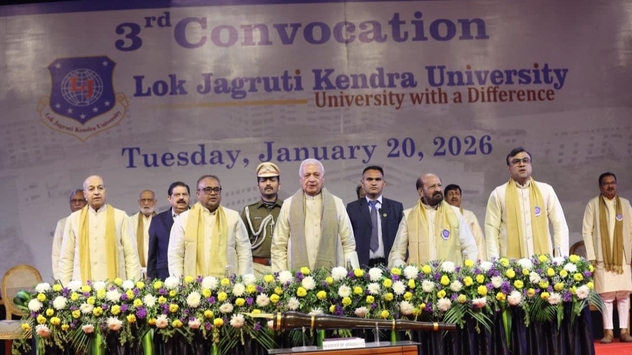 રાજ્યપાલે વિદ્યાર્થીઓને તેમની સામાજિક જવાબદારી યાદ અપાવતા કહ્યું કે જ્યાં સુધી સમાજમાં ભૂખ અને અજ્ઞાન રહેશે, ત્યાં સુધી જ્ઞાન પ્રાપ્ત કરનારની જવાબદારી રહેશે કે તે પોતાનું જ્ઞાન સમાજના કલ્યાણ માટે ઉપયોગમાં લે. તેમણે લોક સંગ્રહના સિદ્ધાંતને સમજાવી વિદ્યાર્થીઓને નમ્રતા, નૈતિકતા, શિસ્ત અને સમાજસેવા સાથે જીવન આગળ વધારવા પ્રોત્સાહિત કર્યા. એઆઈના યુગમાં જીવનભર શીખવાની અને અનુકૂલન ક્ષમતાની પણ તેમણે વિશેષ નોંધ લીધી. એલ.જે. યુનિવર્સિટીના પ્રમુખ ડૉ. મનીષ શાહ એ અધ્યક્ષીય સંબોધનમાં વિદ્યાર્થીઓને તેમની સિદ્ધિઓ બદલ અભિનંદન પાઠવ્યા અને શ્રેષ્ઠતા તરફ સતત પ્રયત્નશીલ રહેવા, નૈતિક મૂલ્યો સાથે આગળ વધવા તથા સમાજ અને રાષ્ટ્રના વિકાસમાં યોગદાન આપવા પ્રેરણા આપી. તેમણે શિલ્પકારના હથોડાની ઉપમા આપતાં જણાવ્યું કે જીવનની મુશ્કેલીઓ માનવને ઘડતી અને વધુ મજબૂત બનાવતી હોય છે.