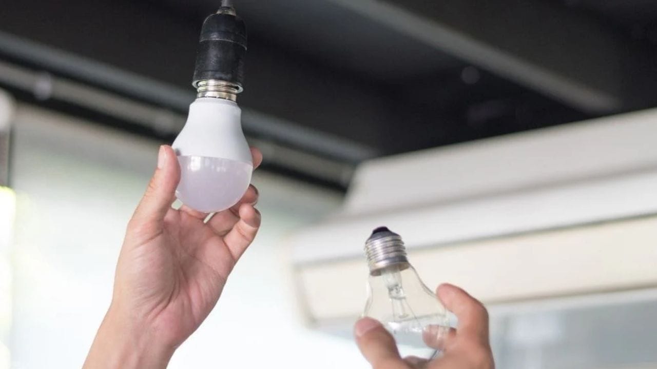 જૂના 60-વોટના બલ્બને 9-વોટના LED બલ્બ અથવા 20-વોટના LED ટ્યુબલાઇટથી બદલવાથી 80-90 ટકા વીજળી બચી શકે છે. LED બલ્બ અને ટ્યુબલાઇટ બંને 25,000 થી 50,000 કલાક અથવા 10-15 વર્ષ સુધી ચાલે છે. 