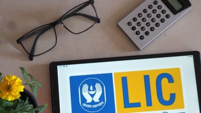 ભારતીય જીવન વીમા નિગમ (LIC)ની યોજનાઓ દેશમાં સૌથી વધુ વિશ્વસનીય અને લોકપ્રિય માનવામાં આવે છે. ખાસ કરીને નિવૃત્તિ પછી નિયમિત આવક ઈચ્છતા લોકો માટે LICની પેન્શન યોજનાઓ ખૂબ લાભદાયી સાબિત થાય છે. આવી જ એક લોકપ્રિય યોજના છે LIC સ્માર્ટ પેન્શન યોજના, જેમાં એક વખત રોકાણ કરીને જીવનભર પેન્શન મેળવવાની સુવિધા મળે છે.