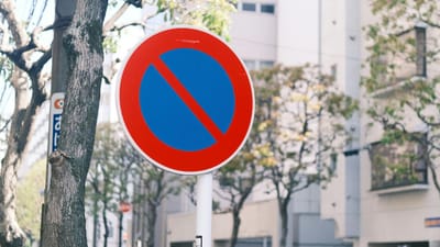  તમે જોયું હશે કે, કેટલીક જગ્યાએ નો પાર્કિંગનો સિમ્બોલ લાગેલો હોય છે. તેમ છતાં લોકો પોતાની કાર પાર્ક કરી ચાલ્યા જાય છે. આ કારણે ટ્રાફિક પોલીસ તમને દંડ ફટકારે છે. ક્યારેક ગાડીના ટાયરની હવા પણ કાઢી નાંખે છે. તો શું આ ટ્રાફિક વ્હીકલ એક્ટ મુજબ યોગ્ય છે કે નહી. ચાલો જાણીએ.