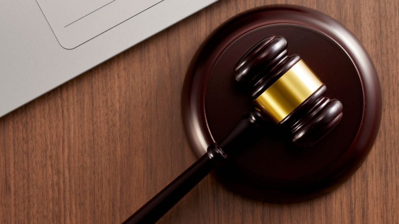 તેલંગાણા હાઈકોર્ટે વૈવાહિક સંબંધો અને બદલાતા સામાજિક વાતાવરણ અંગે એક સીમાચિહ્નરૂપ અને મહત્વપૂર્ણ ચુકાદો આપ્યો છે. કોર્ટે સ્પષ્ટ કર્યું છે કે કામ કરતી પત્ની રસોઈ બનાવવામાં અથવા ઘરના કામકાજમાં તેની સાસુને મદદ કરવામાં અસમર્થ હોય તો તે ક્રૂરતા ગણાતી નથી.