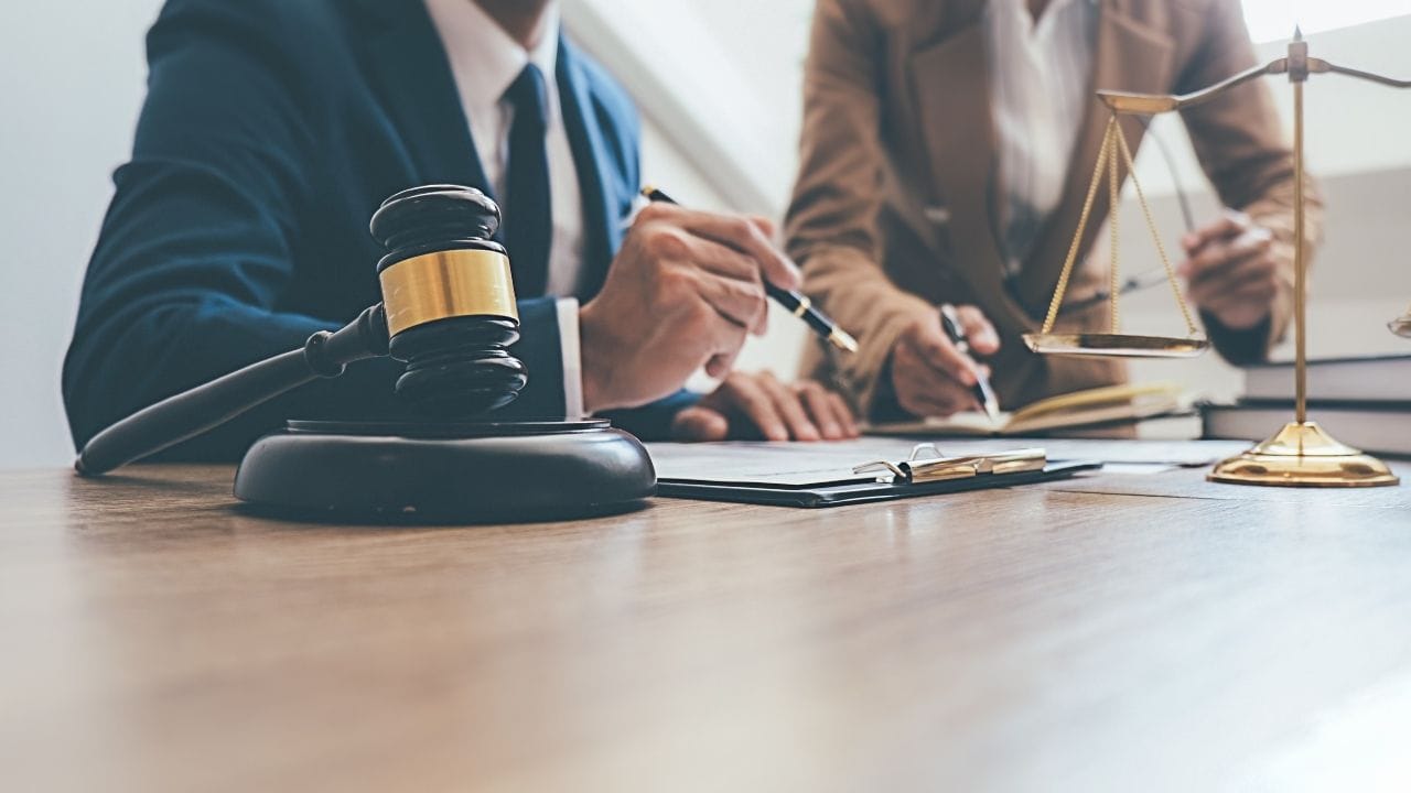 સુપ્રીમ કોર્ટના નવા ચુકાદાઓ અનુસાર, 2025 માં છૂટાછેડા અથવા અલગ થવાના કિસ્સામાં વચગાળાના ભરણપોષણ આપવાની પ્રક્રિયા ઝડપી બનાવવામાં આવી છે. કોર્ટ હવે પતિની વાસ્તવિક આવક તેમજ તેની લાઈફસ્ટાઈલનું મૂલ્યાંકન કરે છે જેથી ખાતરી કરી શકાય કે મહિલાને યોગ્ય નાણાકીય સહાય મળે.