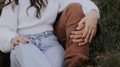 છેલ્લા કેટલાક સમયથી એવા પણ કેસ સામે આવ્યા છે. જેમાં છોકરા લગ્નનું ખોટું વચન આપી છોકરીઓ સાથે શારીરિક સંબંધ બાંધતા હોય છે. તમને જણાવી દઈએ કે, આવું કરવું એક કાનુની ગુનો છે. તેમજ ગુનેગારને આ મામલે મોટી સજા પણ થઈ શકે છે.