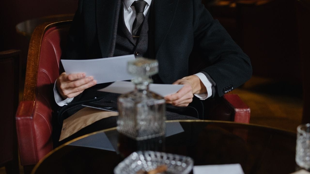 સોશિયલ મીડિયા પર તમને ધમકી આપનારાઓ સામે નેશનલ સાયબર ક્રાઇમ  પોર્ટલની મુલાકાત લઈને ઓનલાઈન ફરિયાદ નોંધાવો. "રિપોર્ટ વુમન/ ચાઈલ્ડ રિલેટેડ ક્રાઈમની જાણ કરો" વિકલ્પ પર ક્લિક કરો. પછી, પુરાવા તરીકે બધા સ્ક્રીનશોટ અપલોડ કરો. 