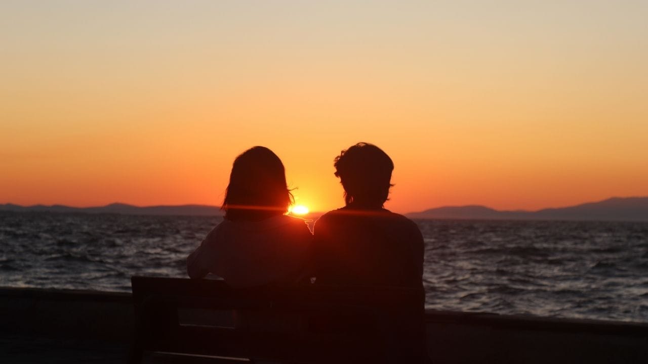 ભારતીય દંડ સંહિતા હેઠળ, લગ્નના બહાને શારીરિક સંબંધ બાંધવા અથવા ખોટા વચનો આપવા બદલ શું સજા છે? આ બાબતે કાયદો શું કહે છે? ચાલો તમને સંપૂર્ણ વિગતો જણાવીએ.