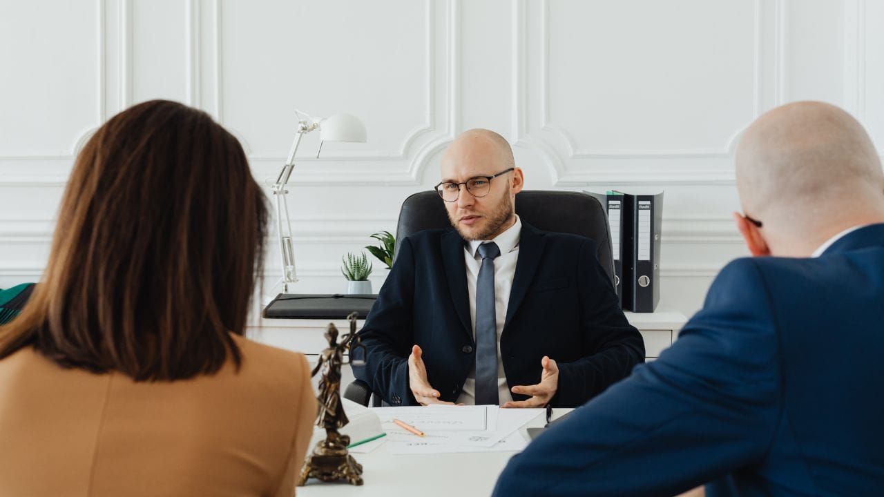 ભેટમાં આપેલી મિલકત અંગેના નિયમો શું છે?જોકે, જો મિલકત ભેટમાં આપવામાં આવે છે, એટલે કે, મફતમાં ટ્રાન્સફર કરવામાં આવે છે, તો પત્નીએ ખરીદનારને નોટિસ આપવાની જરૂર નથી, તેના બદલે, તેના અધિકારો સીધા લાગુ પડે છે. આવી પરિસ્થિતિઓમાં, પત્નીનો ભરણપોષણનો અધિકાર ટીપી એક્ટની કલમ 39 દ્વારા સુરક્ષિત અને વિશેષાધિકાર પ્રાપ્ત થશે.