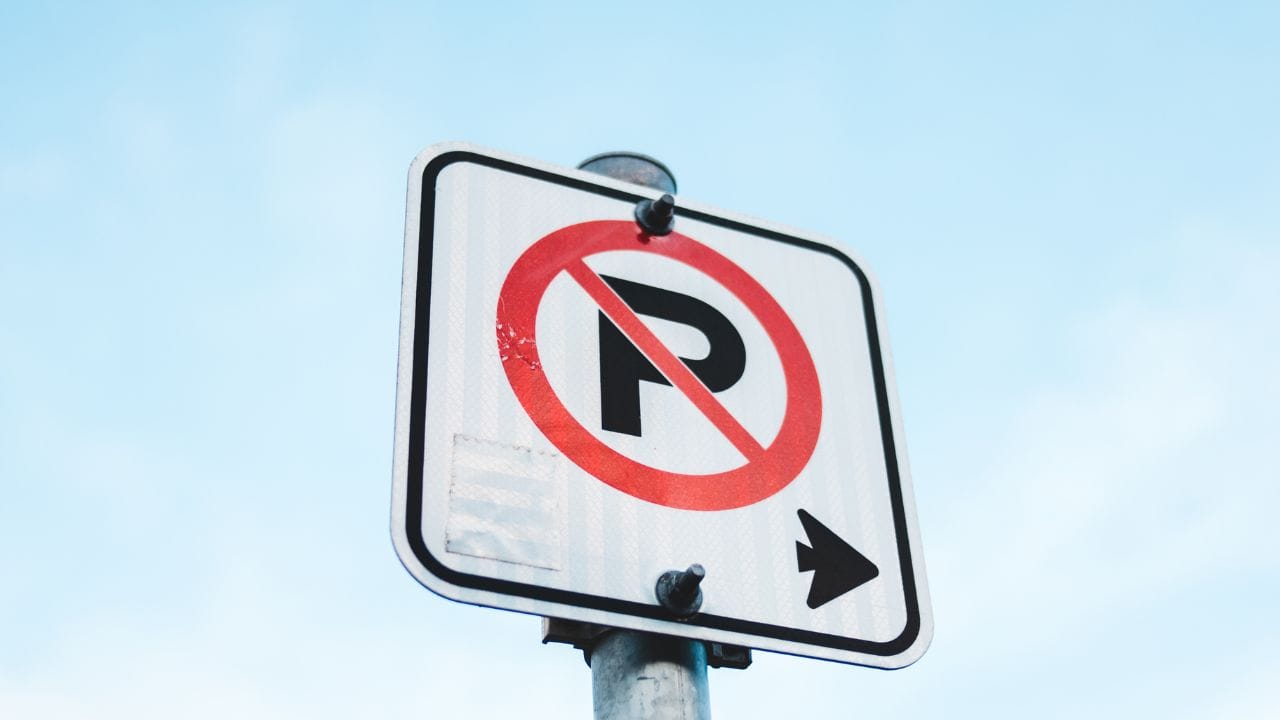 જો નો પાર્કિંગ ઝોનમાં તમે ગાડી રાખી છે. તો તો તમને દંડ થશે જ. જો કે, જો આવું પહેલી વાર થાય, તો દંડ ફક્ત 500 થી 1000 સુધીનો હોઈ શકે છે. જો કે, જો આ ભૂલ વારંવાર કરવામાં આવે, તો દંડ 5000 થી 10000 સુધીનો હોઈ શકે છે. વધુમાં, જો કોઈ બસ અથવા ભારે વાહન નો-પાર્કિંગ ઝોનમાં પાર્ક કરવામાં આવે, તો તમને 10,000 થી 15,000 સુધીનો દંડ થઈ શકે છે.