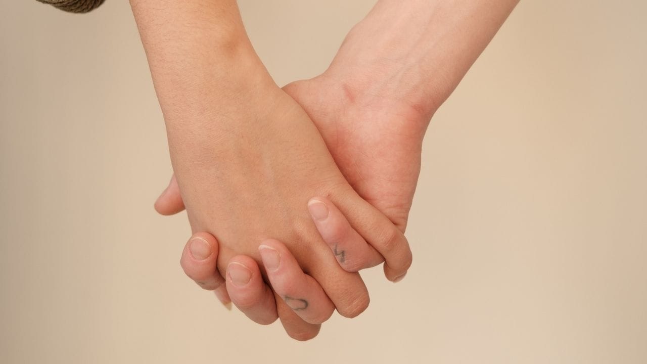 ભારતીય ન્યાય સંહિતા એટલે કે, બીએનએસની કલમ 69 હેઠળ જો કોઈ લગ્નનું ખોટું વચન આપી મહિલા સાથે શારીરિક સંબંધ બાંધે છે. જો વ્યક્તિ ગુના માટે દોષિત ઠરે છે, તો તેને 10 વર્ષ સુધીની જેલ અને દંડ થઈ શકે છે. આ કિસ્સામાં, બંને સજા શક્ય છે.