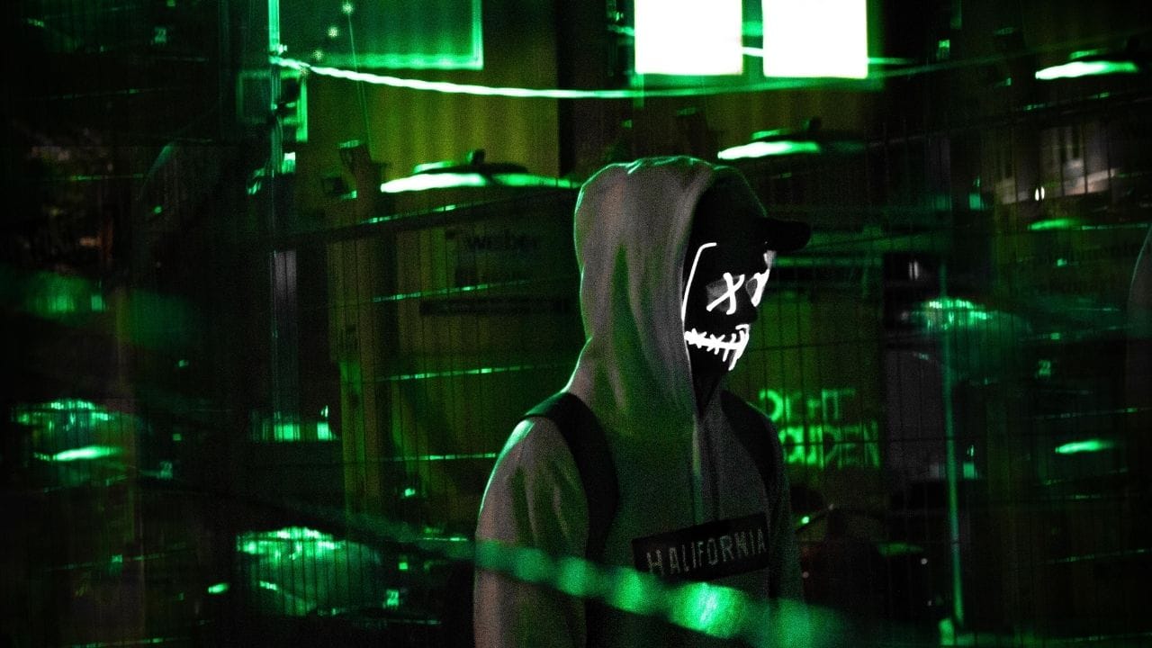 કોઈ પણ મહિલાની પરવાનગી વગર તેનો અંગત વીડિયો ઉતારવો એક ગુનો છે. અન્ય કોઈ સાથે શેર કરવા પણ એક મોટો ગુનો છે. આવું કરનાર આરોપીને 1 થી 3 વર્ષ સુધીની જેલની સજા થઈ શકે છે.