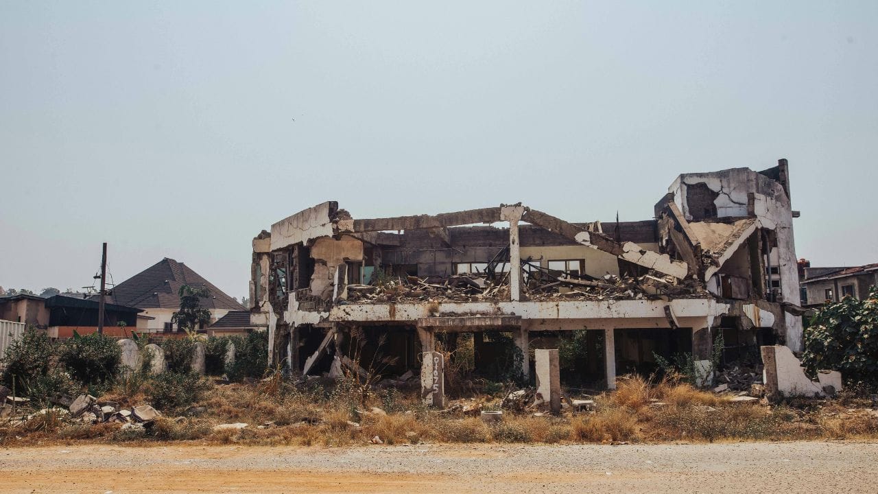 કેટલીક વખત તો અફરાતફરીનો માહૌલ પણ સર્જાય જાય છે.આવી ઘટનાઓને ગંભીર ગુનાની શ્રેણીમાં રાખવામાં આવે છે.જોકે, ગુનેગારને શું સજા મળશે તેનો અંતિમ નિર્ણય કોર્ટ લેશે.