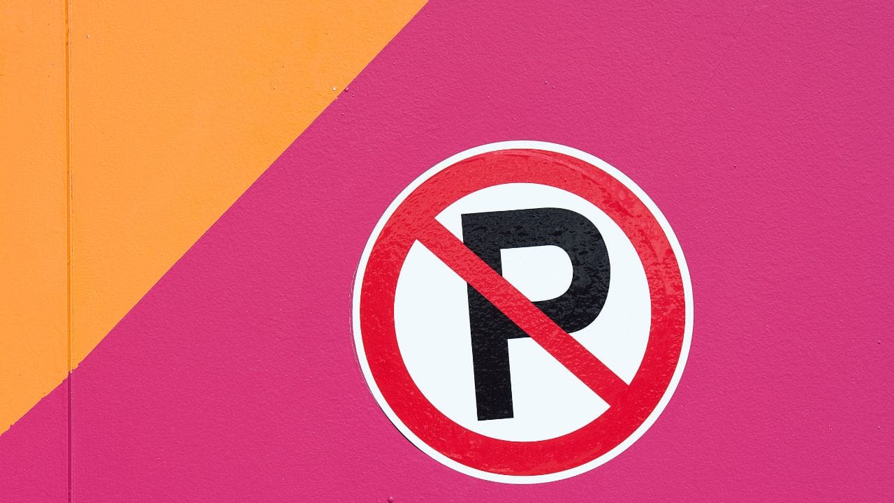 તમને જણાવી દઈએ કે, મોટર વ્હીકલ એક્ટ અનુસાર નો પાર્કિંગ ઝોનમાં જો તમારી ગાડી છે. તો માત્ર ટોઇંગ કરવાની મંજૂરી છે, જે દંડને પાત્ર છે. પોલીસને કારના કોઈપણ ભાગને નુકસાન પહોંચાડવાનો અધિકાર નથી. 